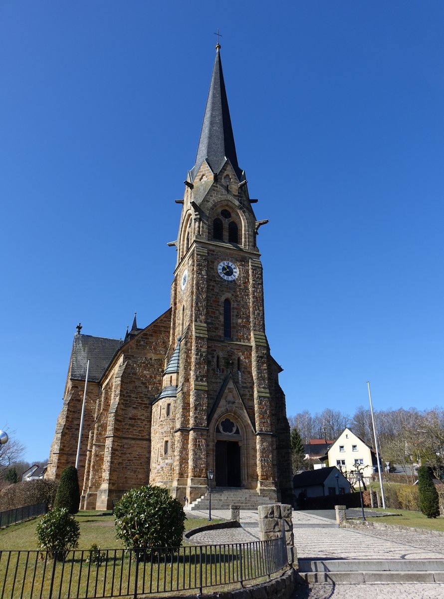 Schwrbitz, Kath. Pfarrkirche Herz Jesu, Neugotischer Sandsteinquaderbau, Saalkirche mit eingezogenem Chor, Fassadenturm, erbaut von 1898 bis 1900 von Johann Adam Meisel (07.04.2018)