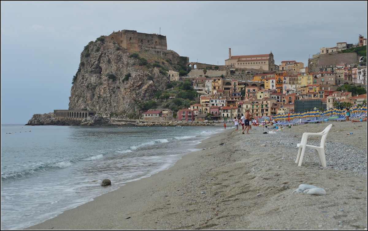 Scilla - Auf diesem Felsen hauste das gefrige Ungeheuer Skylla, das die Gefhrten des Odysseus verschlang. Sommer 2013.