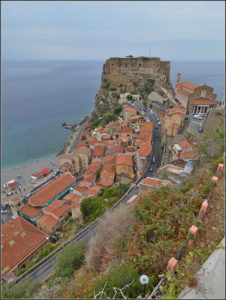 Scilla - Blick auf den Felsen des Ungeheuers Skylla. Sommer 2013.