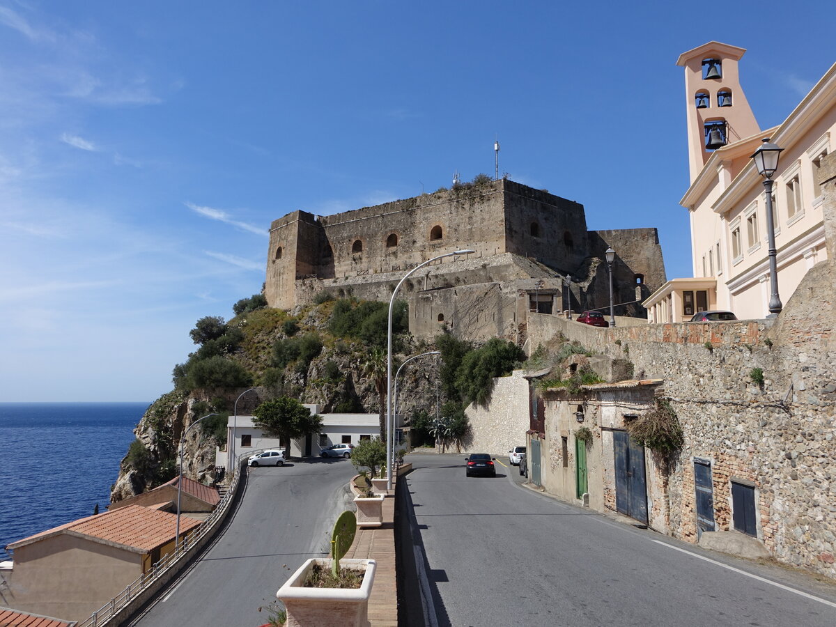 Scilla, Castello Ruffo auf dem Cap Scilla, Renaissancefestung aus dem 15. Jahrhundert (09.04.2024)