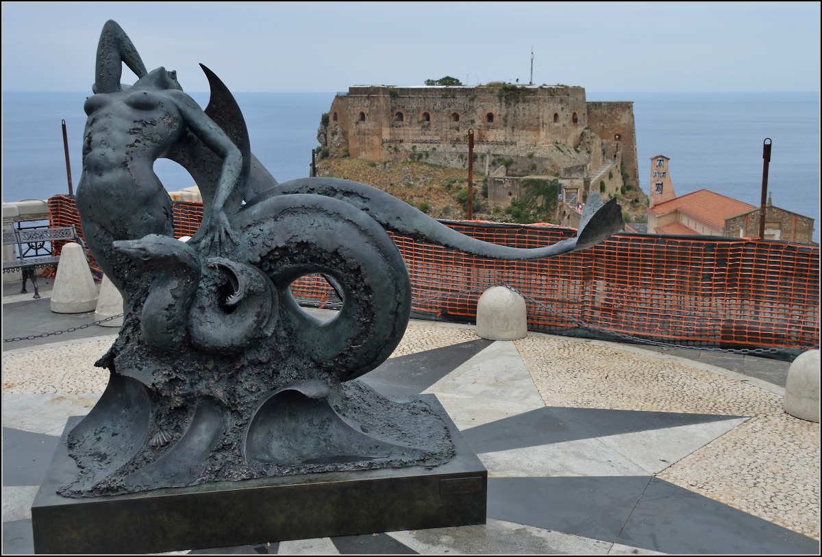 Scilla - Das gefrige Ungeheuer Skylla, das die Gefhrten des Odysseus verschlang. Sommer 2013.