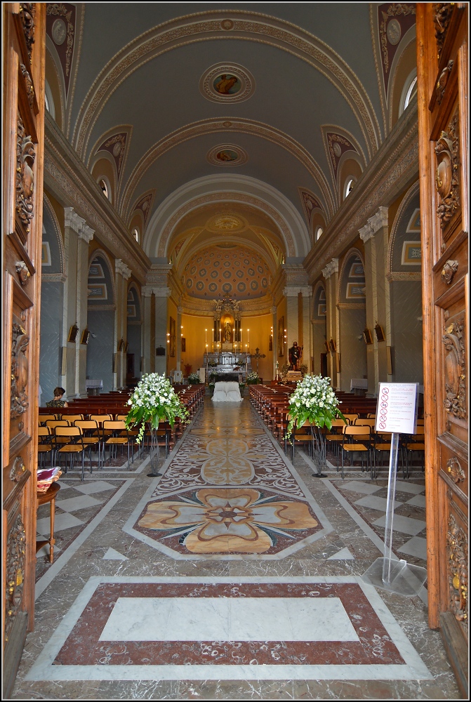 Scilla - Festlich geschmckte Chiesa di San Rocco, gleich findet eine Hochzeit statt. Sommer 2013.