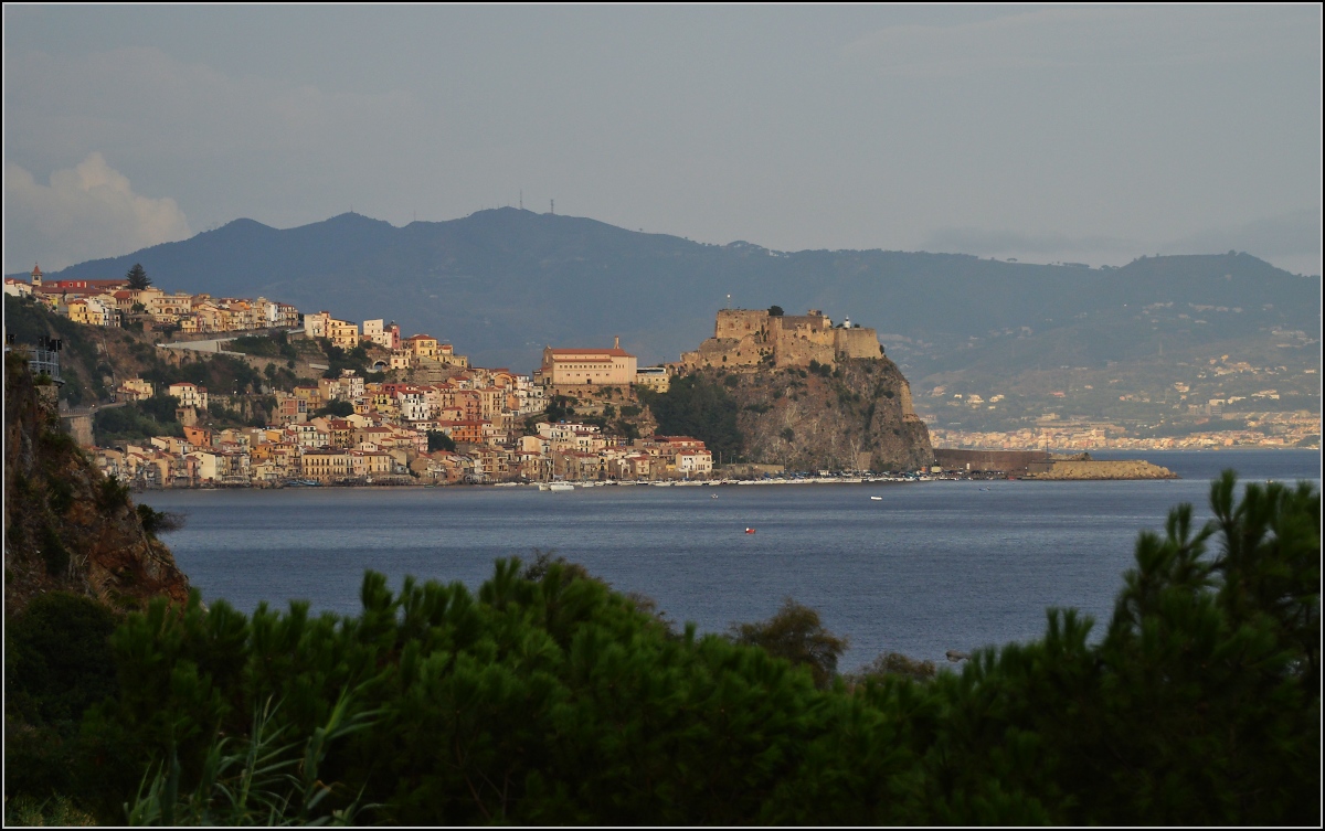 Scilla - Geschichtstrchtiger Felsen an der Strae von Messina. Im Hintergrund Sizilien. Sommer 2013. 