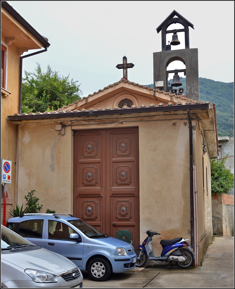 Scilla - Kappelle am Rande des Stdtchens. Sommer 2013.