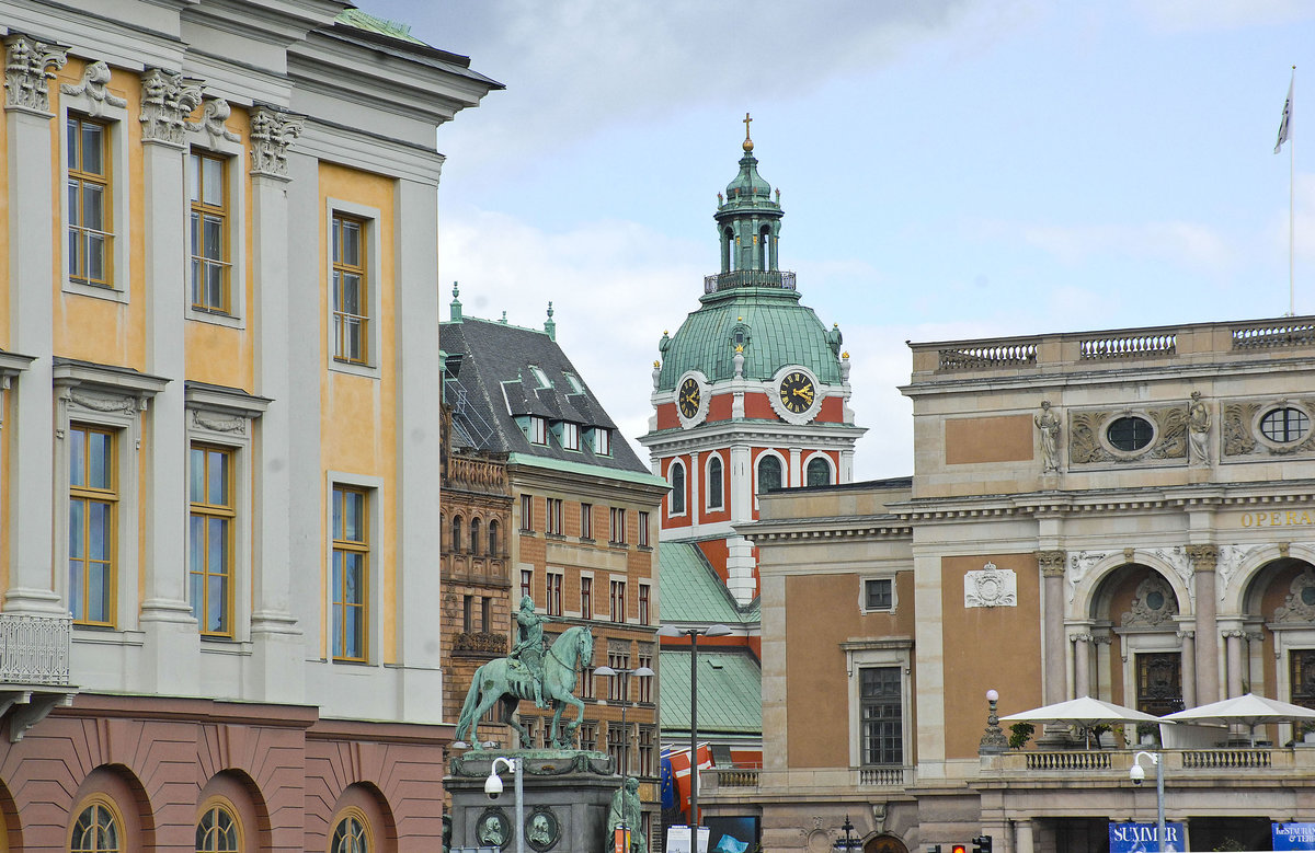 Sct. Jacobs Kirche und das Viertel am Kungstrdgrden in Stockholm von der Brcke Skeppsbron aus gesehen. Aufnahme: 28. Juli 2017.