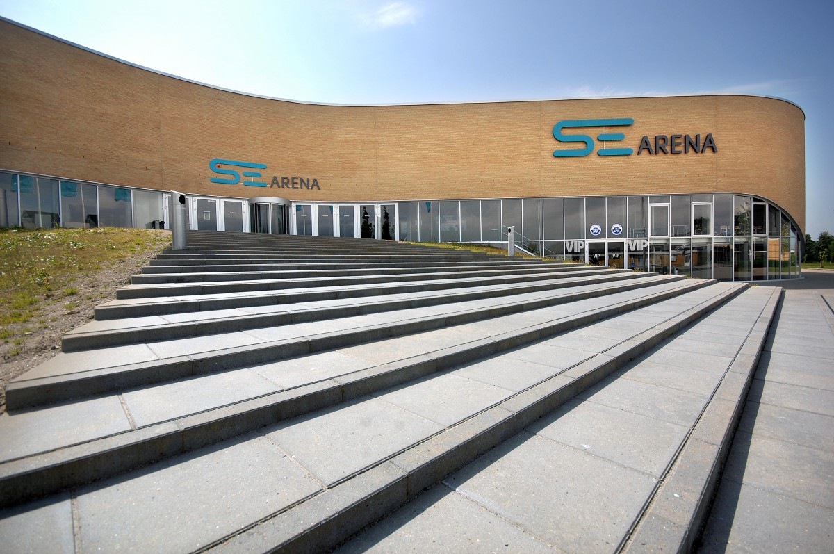 SE Eishockey-Arena in Vojens (Woyens) in Snderjylland/Nordschleswig.  Die SE Arena dient als Heimspielsttte der professionellen Eishockeymannschaft SnderjyskE Ishockey aus der Metal Ligaen.Aufnahme: Juni 2012.