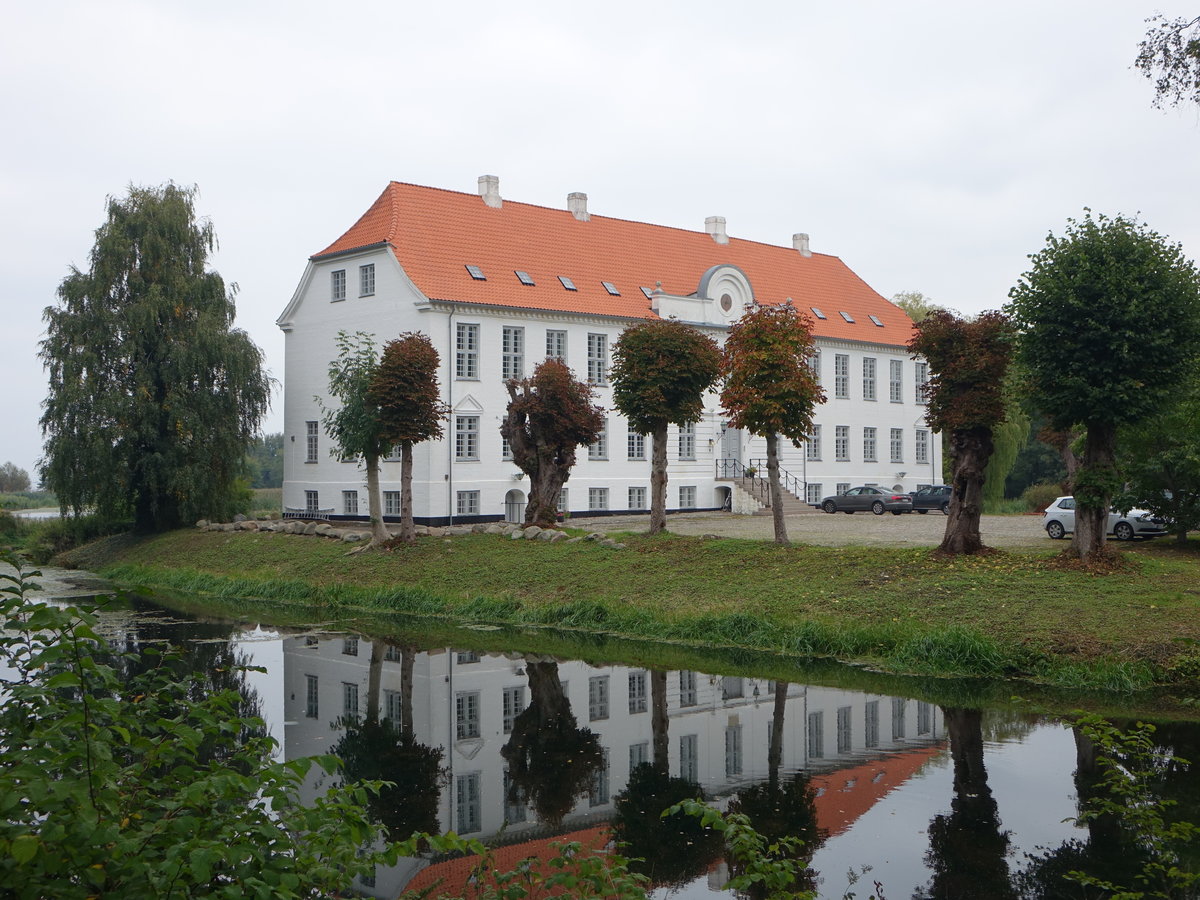 Sebbersund, Schloss Lundbaek, erbaut bis 1804 im neoklassizistischen Stil (22.09.2020)