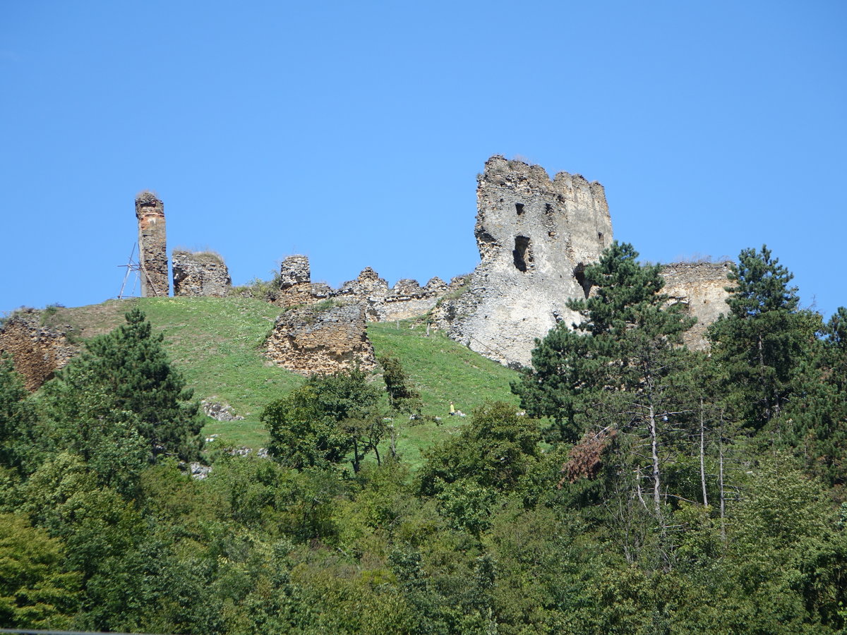 Sedliska, Burgruine Cicava über dem Fluss Ondava, erbaut im 14. Jahrhundert (31.08.2020)