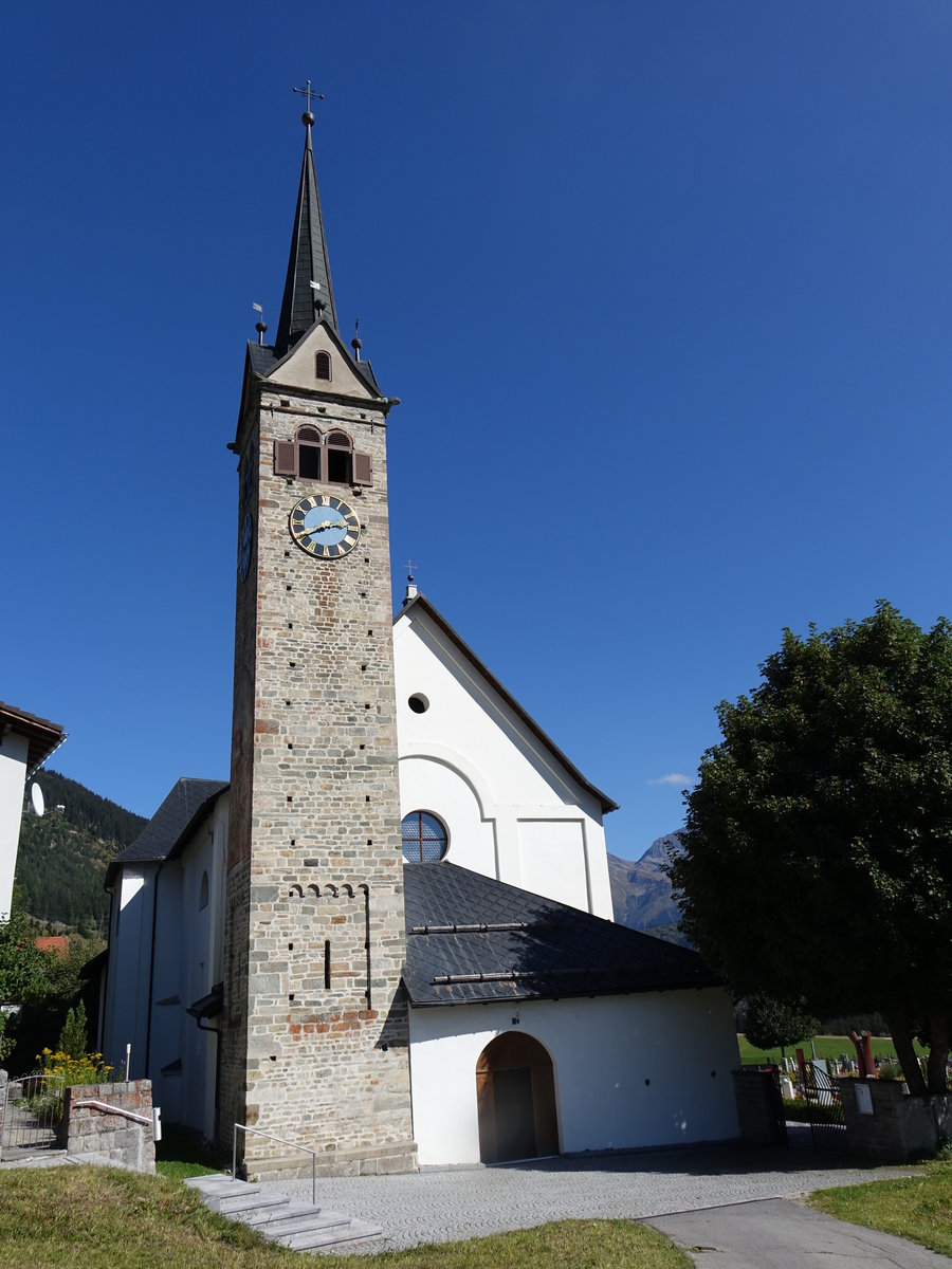 Sedrun, Pfarrkirche Sogn Vigeli, erbaut von 1691 bis 1695, Kirchturm von 1205 (25.09.2016)