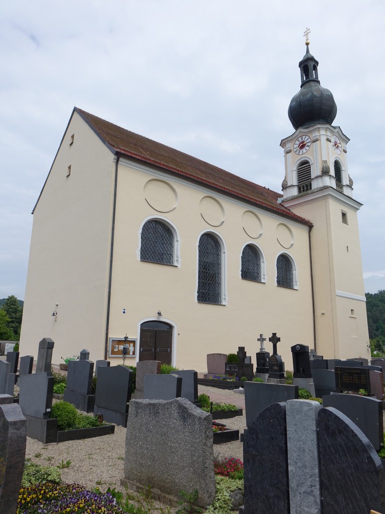 Seebach, Pfarrkirche St. Stephan, barocker Wandpfeilersaal mit eingezogenem Chor und Sdturm, erbaut von 1736 bis 1737 von Benedikt Schttl, neubarocke Umgestaltung 1909 (25.05.2015)