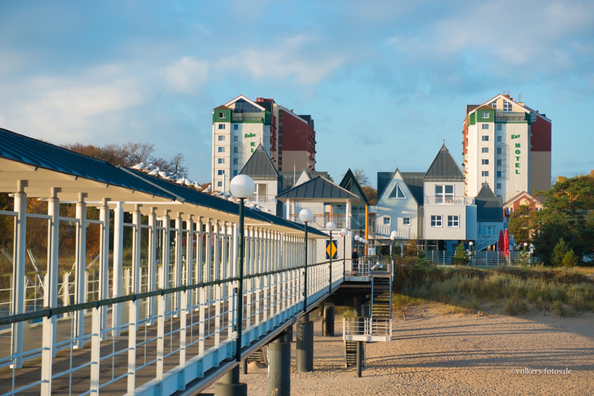 Seebad Heringsdorf im Okt. 2013, mit Blick von der Seebrcke auf das Kurhotel und die Reha Klinik.