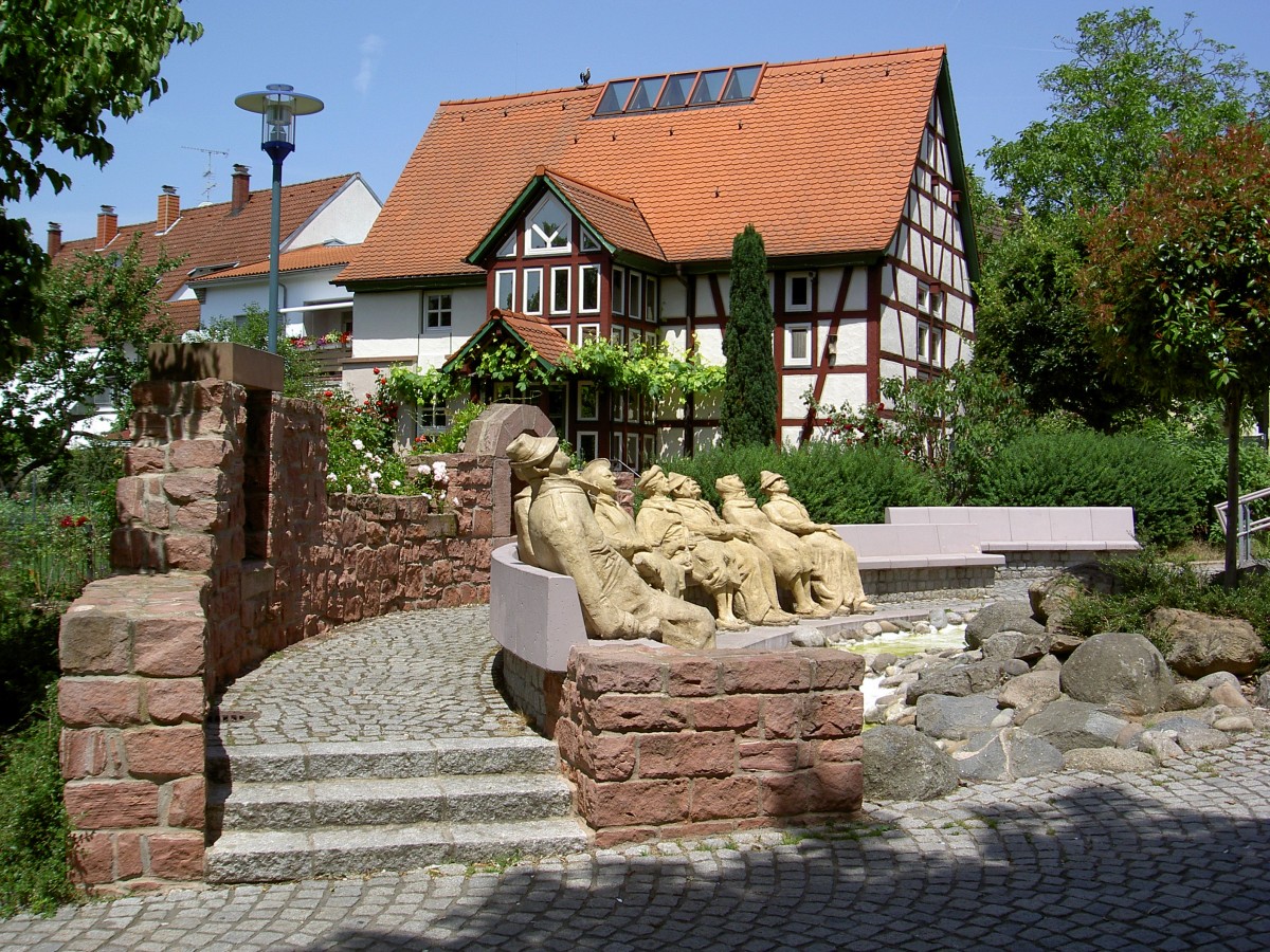 Seeheim, Seeheimer Halbkreis von Bildhauer Peter Lenk am Kirchplatz (09.06.2014)