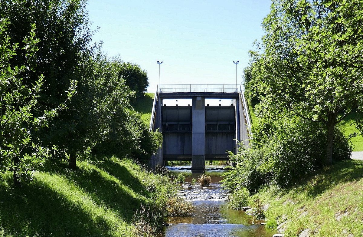 Seelbach, das Hochwasserschutzbecken wurde 1991 errichtet, hier der Blick auf den verstellbaren Schieber zur Regulierung der Abflumenge, Juli 2020 