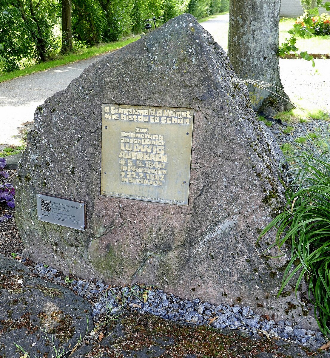 Seelbach im Schuttertal / mittlerer Schwarzwald, Gedenkstein fr den Heimatdichter Ludwig Auerbach 1840-82, Juli 2023