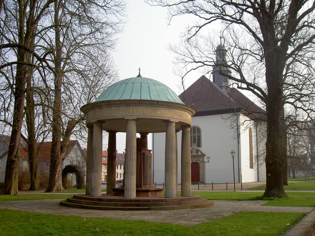 Seesen, Pavillon und St. Andreas Kirche in der Strae Vor der Kirche (04.04.2009)