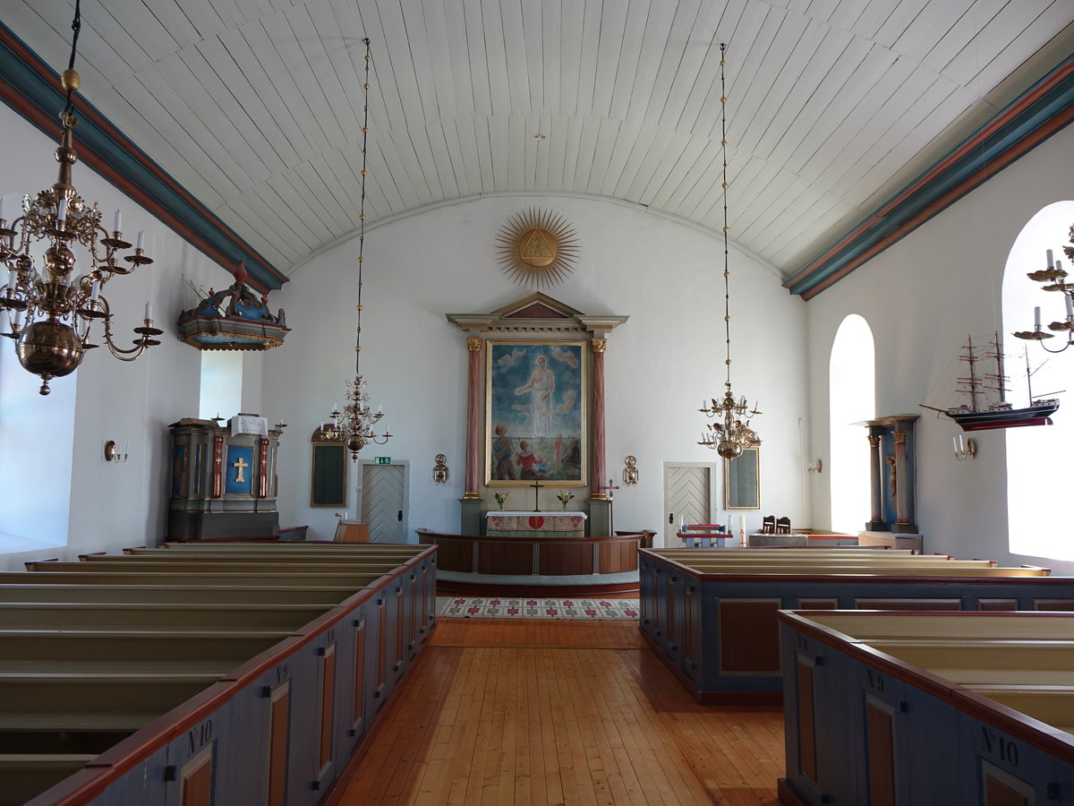 Segerstad, Innenraum der Ev. Kirche, Kanzel von Claes Wahlberg von 1765, Altarbild von Einar Forseth , Votivschiff von 1977 (13.06.2016)