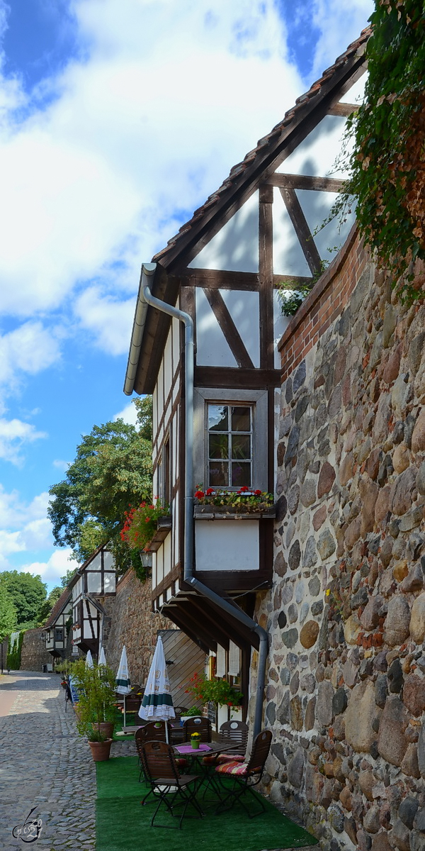 Sehenswert sind in Neubrandenburg die in die alte Stadtmauer integrierten Wiekhuser. (August 2013)