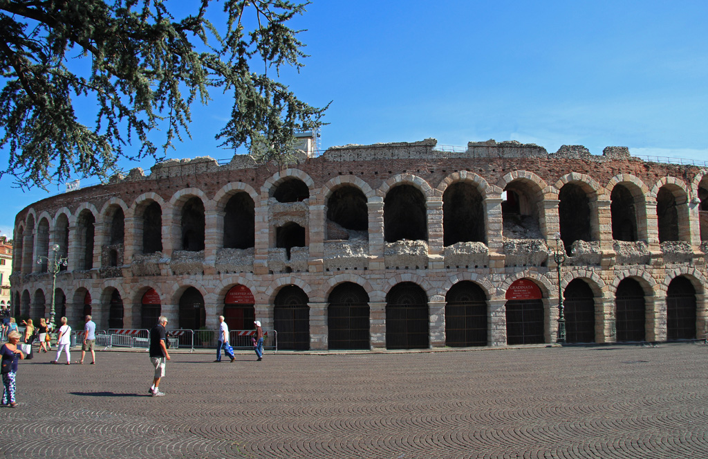 Sehenswrdigkeit und Touristenziel Nummer 1 in Verona ist natrlich die  Arena di Verona . Sie ist heute das drittgrte erhaltene Amphitheater der  Welt und regelmig finden hier groe Opernauffhrungen statt. Die Aufnahme entstand im September 2016.