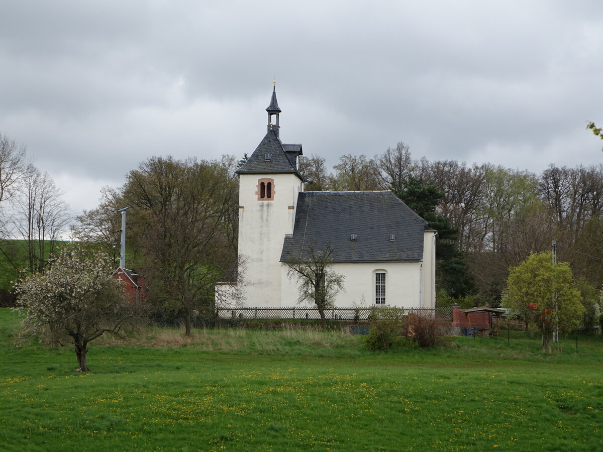 Seifersdorf, evangelische St. Margarethen Kirche, erbaut im 14. Jahrhundert (29.04.2023)