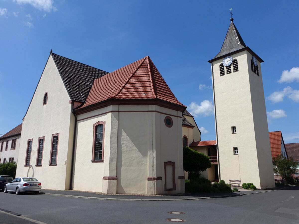 Seifriedsburg, kath. Pfarrkirche St. Jakob der ltere, Saalkirche mit eingezogenem Dreiseitchor, Chor erbaut 1752, modernes Langhaus von 1952 (26.05.2018)