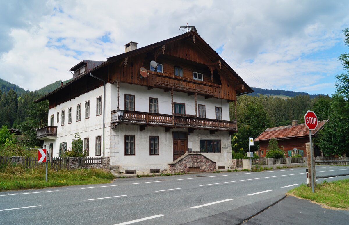 Seine Bltezeit hinter sich hat der ehemalige Gasthof Bockern an der B 170 im gleichnamigen Ortsteil der Tiroler Gemeinde Kirchberg in der Nhe von Kitzbhel. (25.07.2020)