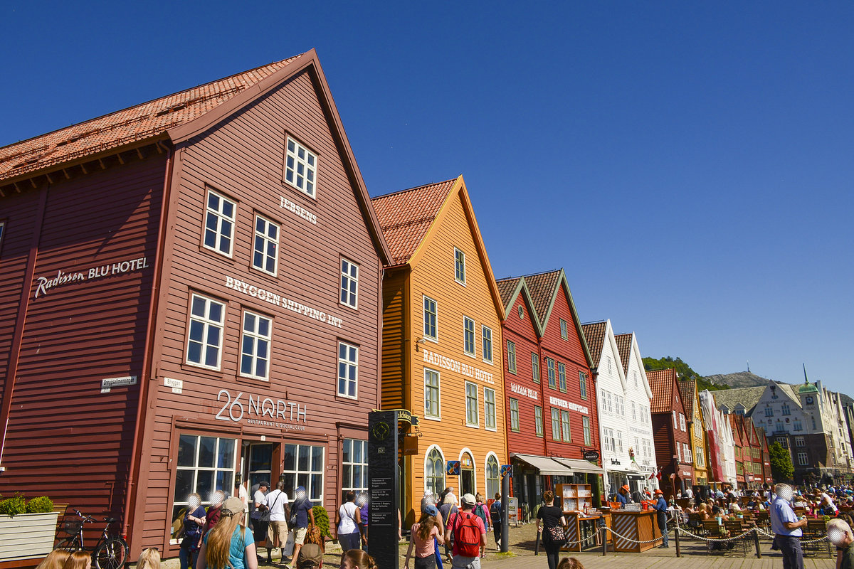 Seit 1979 steht das Hanseviertel Bryggen in Bergen mit seinen etwa 60 Gebuden auf der Liste des Weltkulturerbes der UNESCO und gilt als bedeutendste historische Sehenswrdigkeit der norwegischen Hansestadt. Aufnahme: 10. Juli 2018.