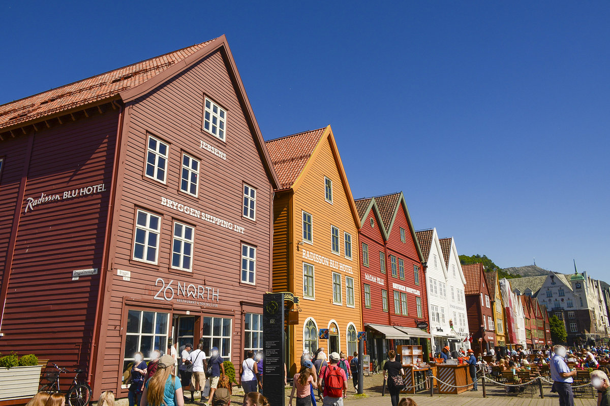 Seit 1979 steht das Hanseviertel Bryggen mit seinen etwa 60 Gebuden auf der Liste des Weltkulturerbes der UNESCO und gilt als bedeutendste historische Sehenswrdigkeit Bergens.
Aufnahme: 10. Juli 2018.