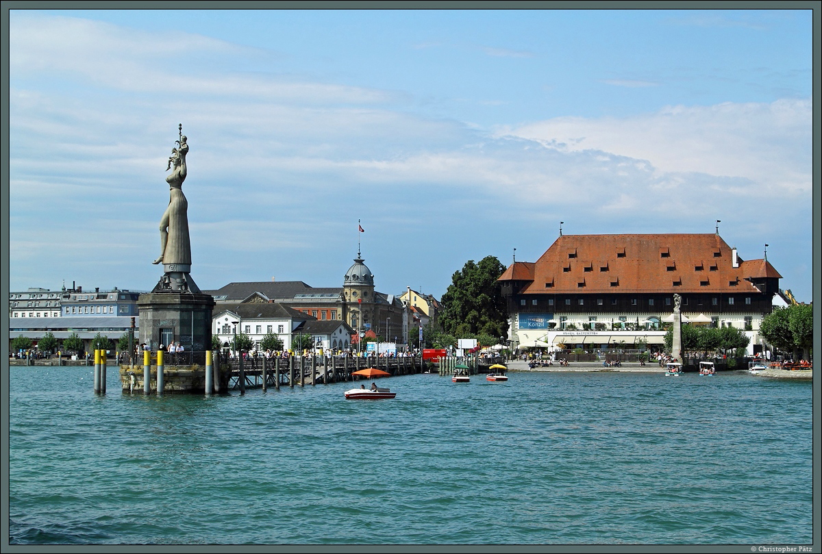 Seit 1993 bewacht die Imperia-Statue die Hafeneinfahrt von Konstanz. Sie wurde auf den Resten eines Hafenturms errichtet. Rechts zu sehen das 1388 errichtete Konzilgebude, welches als Warenhaus, Umschlagort und Veranstaltungshalle diente. (10.08.2014)