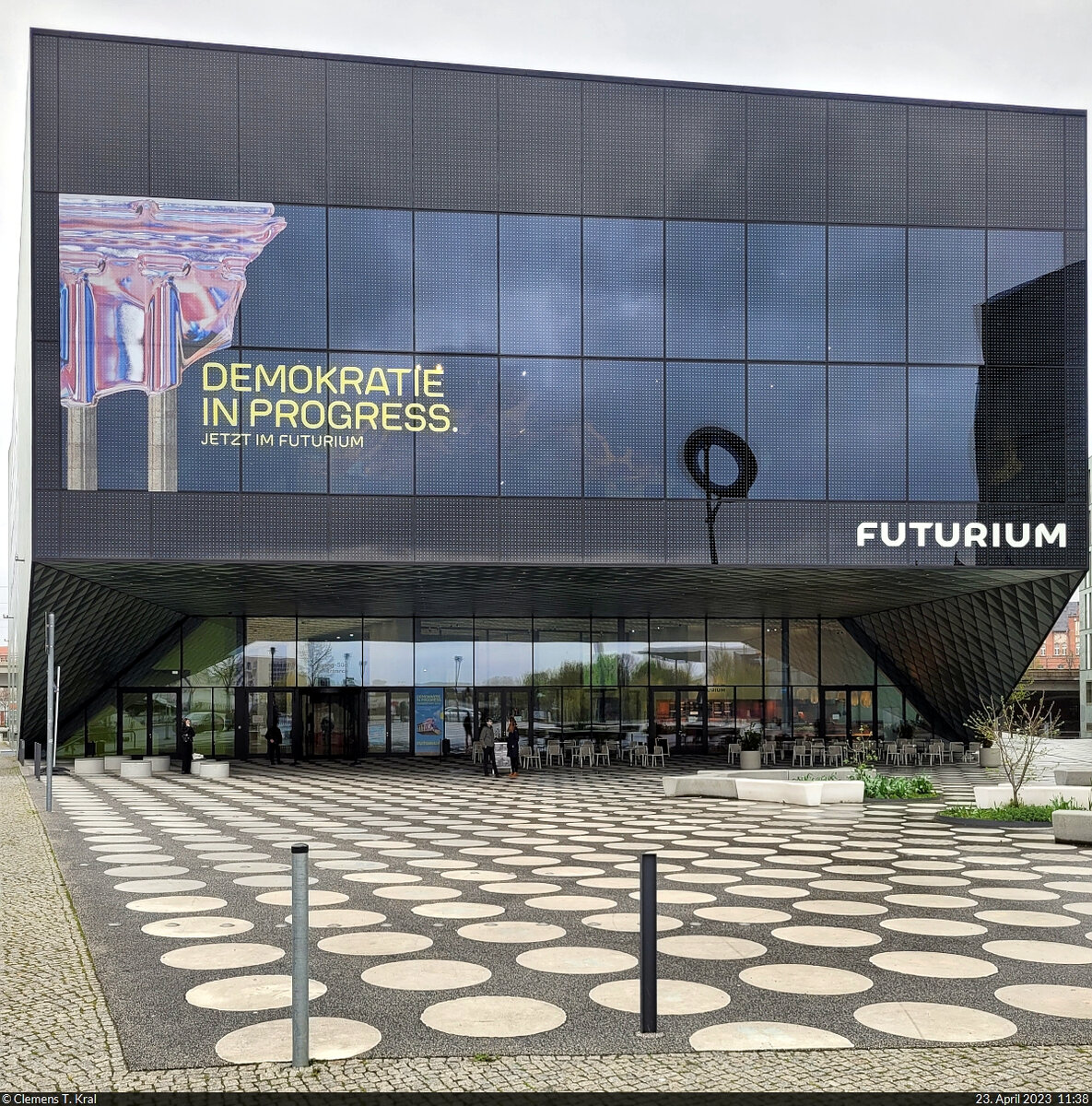 Seit knapp vier Jahren ldt das Futurium am Alexanderufer Berlin-Mitte zu einer Ausstellung rund um Zukunftsfragen ein. Diese kann kostenlos besichtigt werden.

🕓 23.4.2023 | 11:38 Uhr