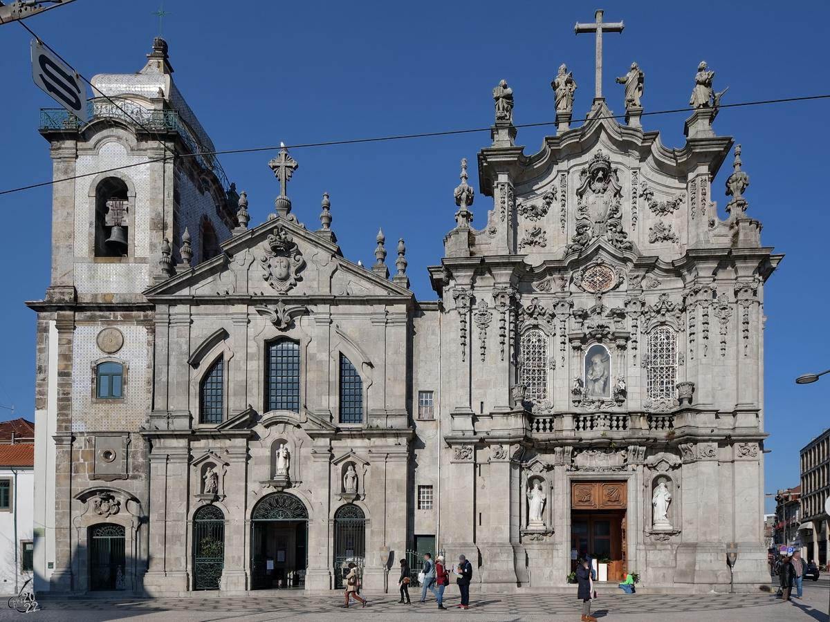 Seite an Seiten stehen  die Kirche des Carmeliterordens (Igreja dos Carmelitas Descalos) und die im 18. Jahrhundert erbaute Kirche des dritten Ordens der Heiligen von Carmo (Igreja do Carmo). (Porto, Januar 2017)