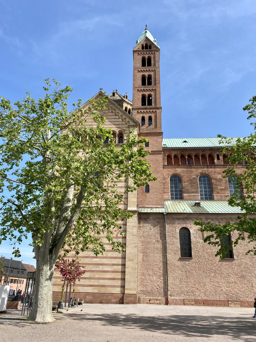 Seitenansicht des Dom zu Speyer gesehen am 19. Mai 2023.