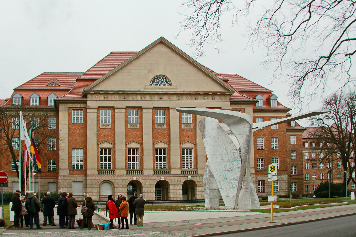 Seitenansicht des Siemens Verwaltungsgebudes in Berlin  am Rohrdamm / Nonnendammallee am 27. Januar 2018.