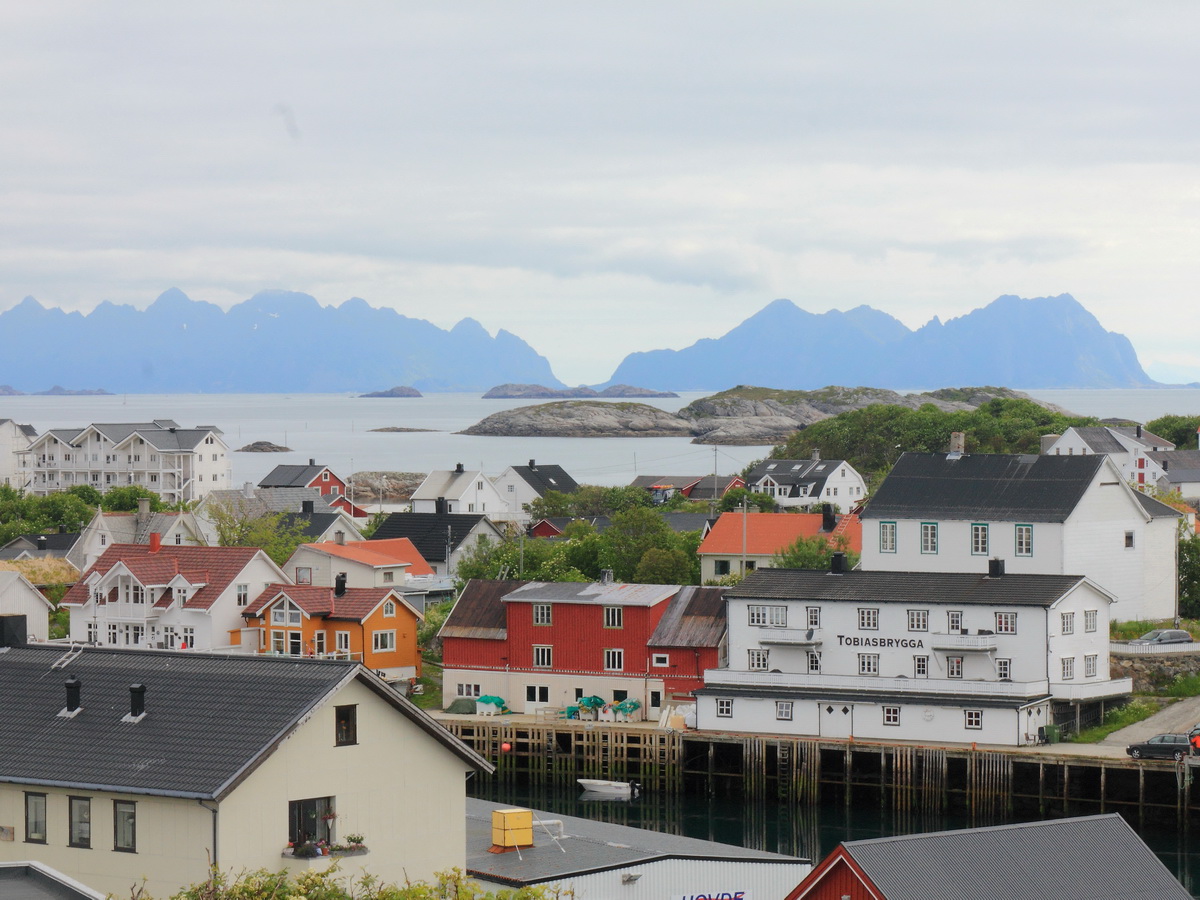 Seitenblick auf Henningsvr am 26. Juni 2016