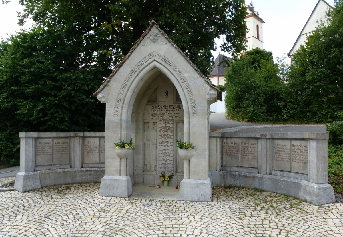 Seitingen, das Ehrenmal fr die Gefallenen der beiden Weltkriege am Kirchberg, Aug.2013