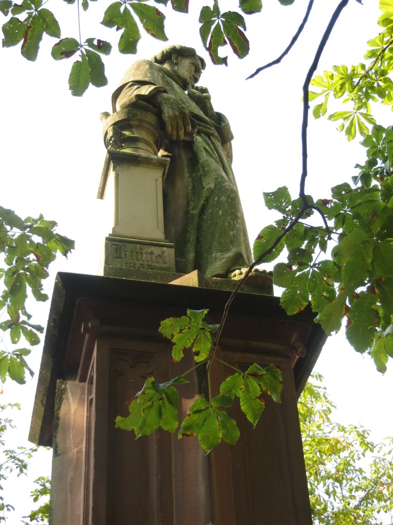 seitliche Ansicht des Denkmals von Berthold Schwarz mit Signatur Knittels. August 2015