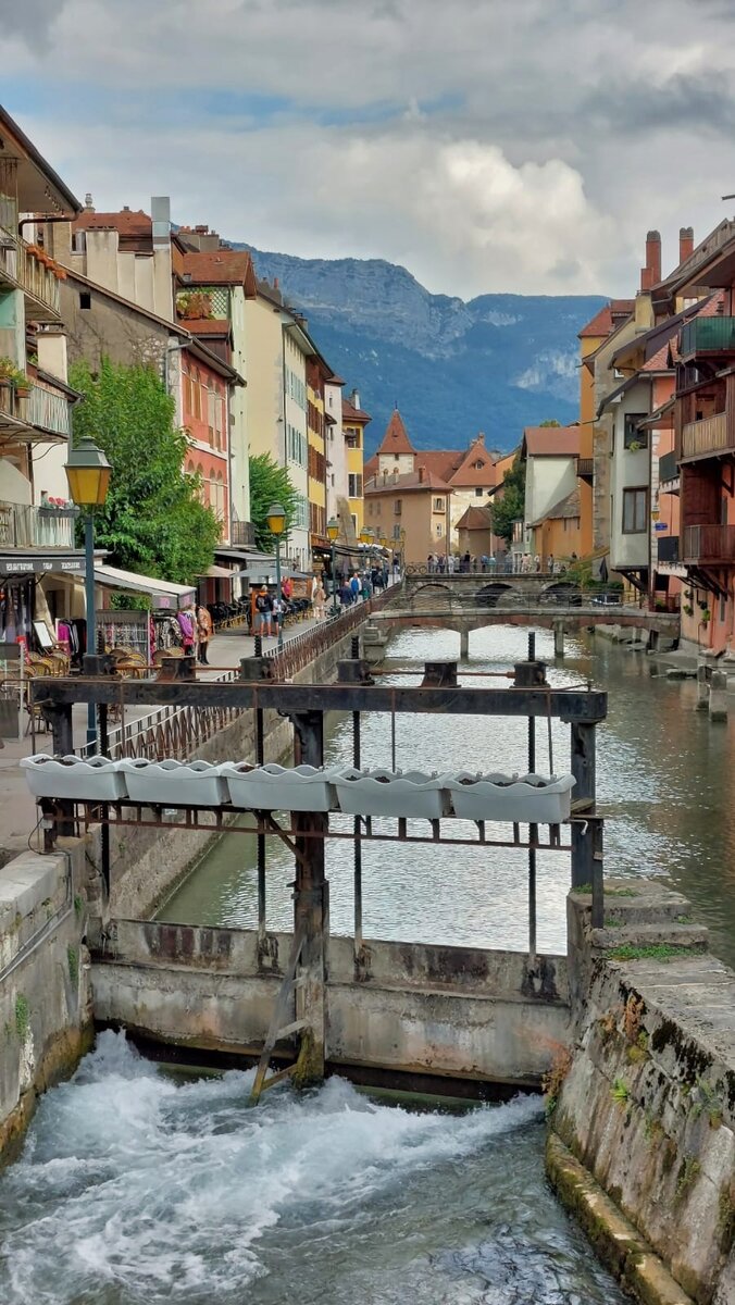 Selbst der Fluss „Le Thiou“, muss der Abfluss aus dem See von Annecy, an Hand von Schleusen reguliert werden. 09.2022