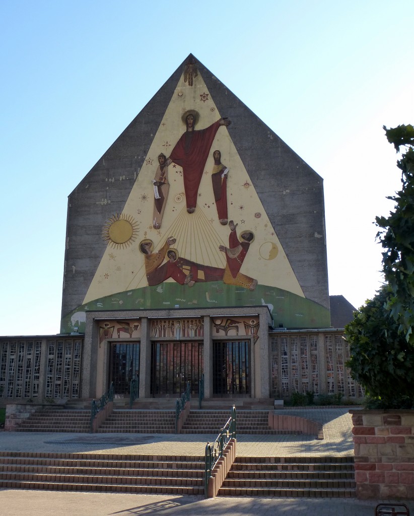 Seltz, Westfassade und Haupteingang der 1958 erbauten Kirche St.Stephan, Sept.2015