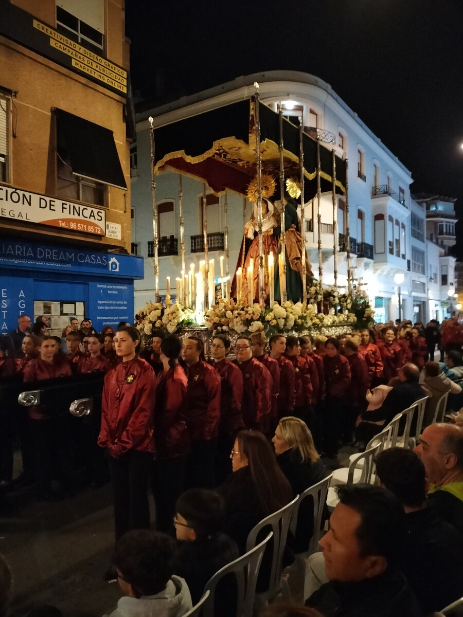 Semana Santa 2024, Maria Santisima del Silencio, Torrevieja, 29.03.2024. Heilige Woche in Spanien, Heilige Maria schweigt, wird von dem Apostel Johannes begleitet.