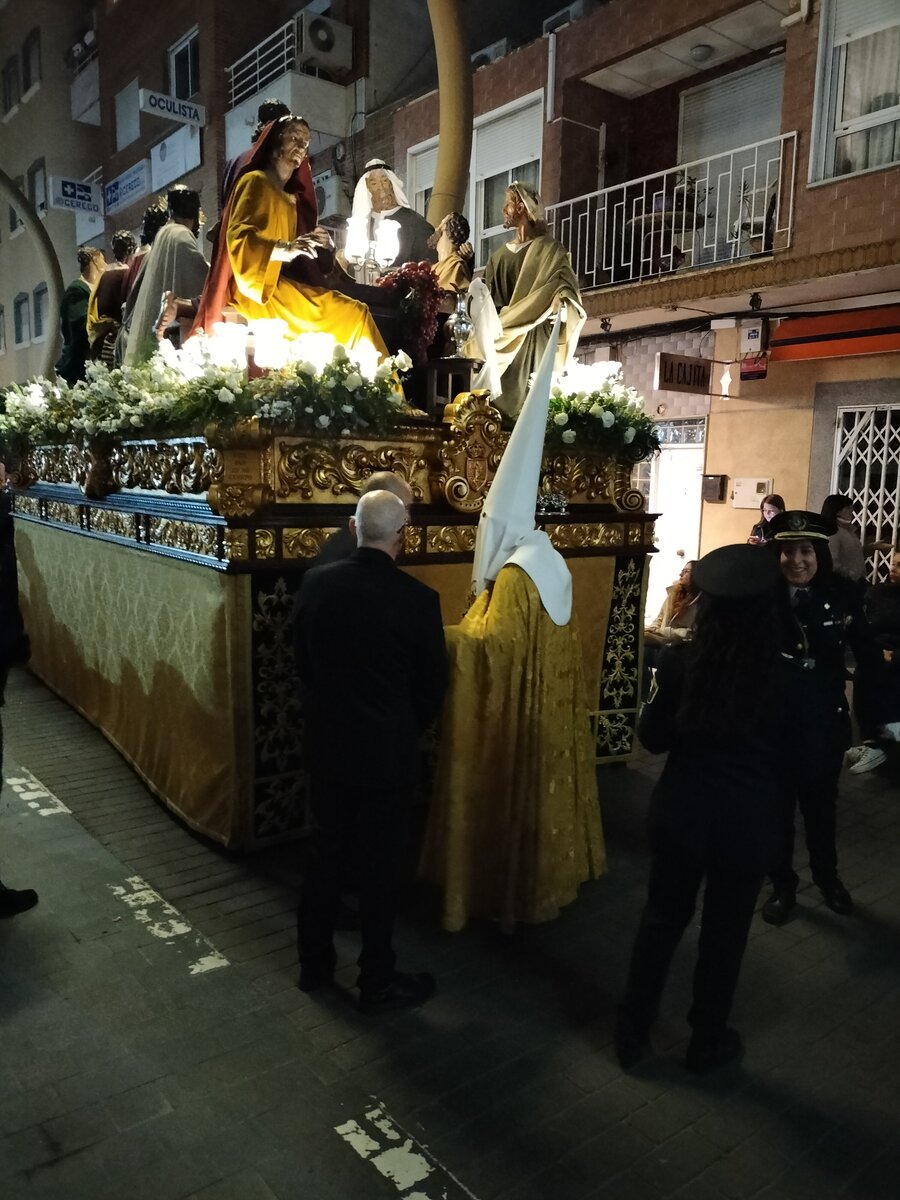 Semana Santa 2024, Nuestro Padre Jesus en la Ultima y Sagrada Cena, Torrevieja, 29.03.2024.
Heilige Woche in Spanien, Jesus beim letzten Abendessen mit den zwlf Aposteln.