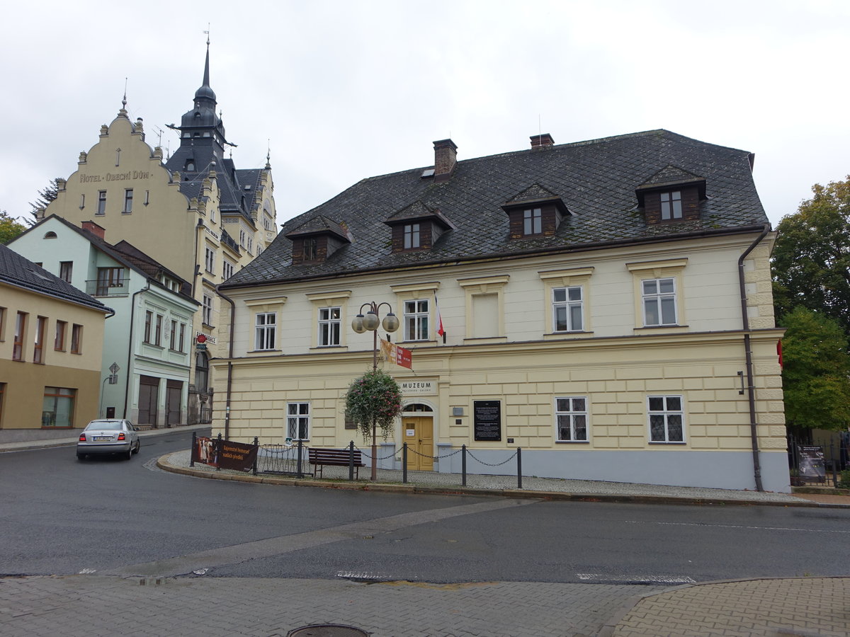 Semily / Semil, Stadtmuseum und Obecni Hotel in der Husova Strae (28.09.2019)