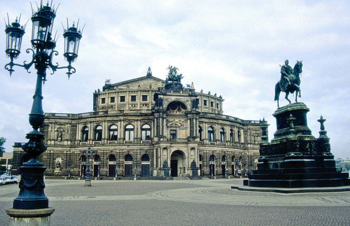 Semperoper in Dresden. Bild voa Dia. Aufnahme: Oktober 1992.
