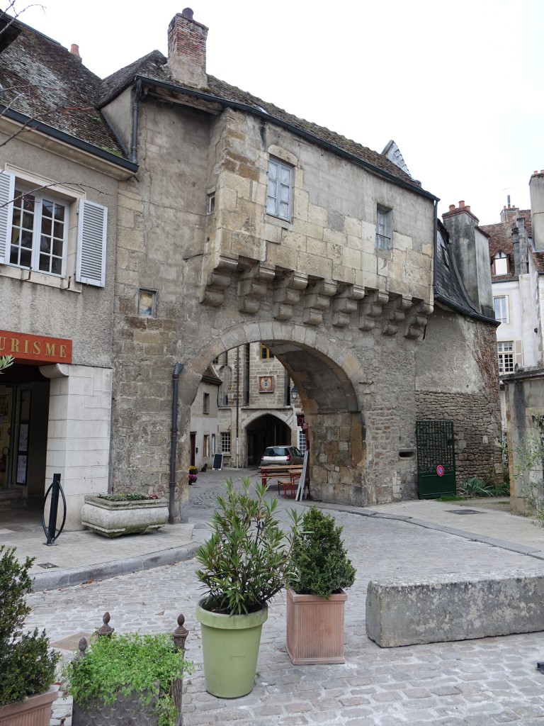 Semur-en-Auxois, Savigny Tor, erbaut im 14. Jahrhundert (27.10.2015)