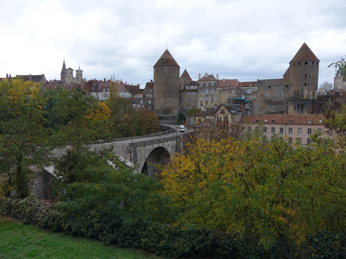 Semur-en-Auxois, Stadtmauer und Armacon Brcke (27.10.2015)