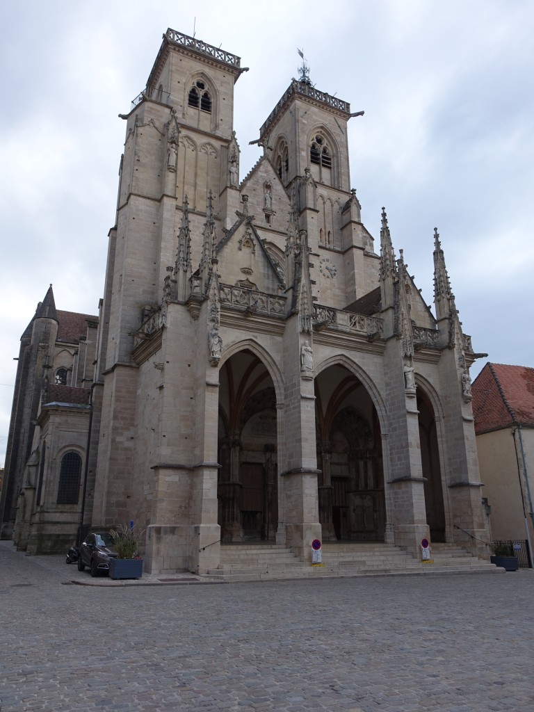 Semur-en-Auxois, Stiftskirche Notre-Dame, erbaut ab 1225, Fassade 14. Jahrhundert (27.10.2015)
