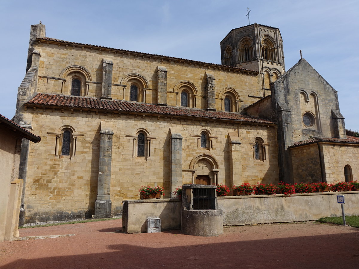 Semur-en-Brionnais, Stiftskirche Saint-Hilaire, Chor und Apsiden erbaut ab 1125 (22.09.2016)