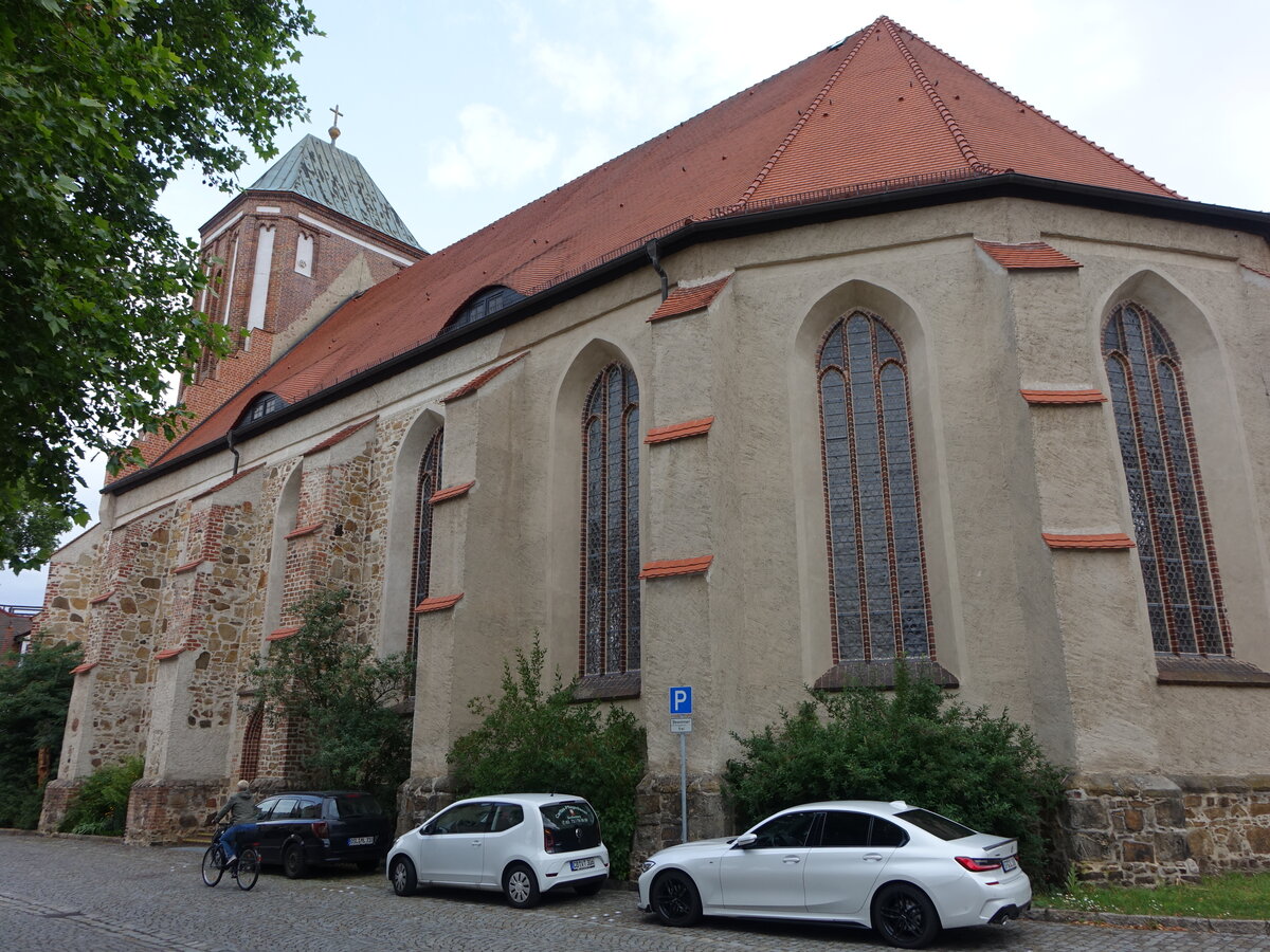 Senftenberg, evangelische St. Peter und Paul Kirche, sptgotische dreischiffige Hallenkirche, erbaut im 15. Jahrhundert (08.06.2025)