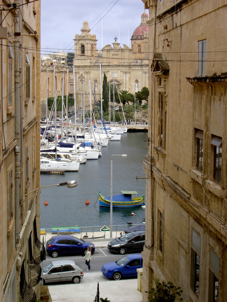 Senglea, Blick durch die Strae Triq Il-Tarzna auf die Vittoriosa Marina und St. Lawrenz Kirche (23.03.2014)