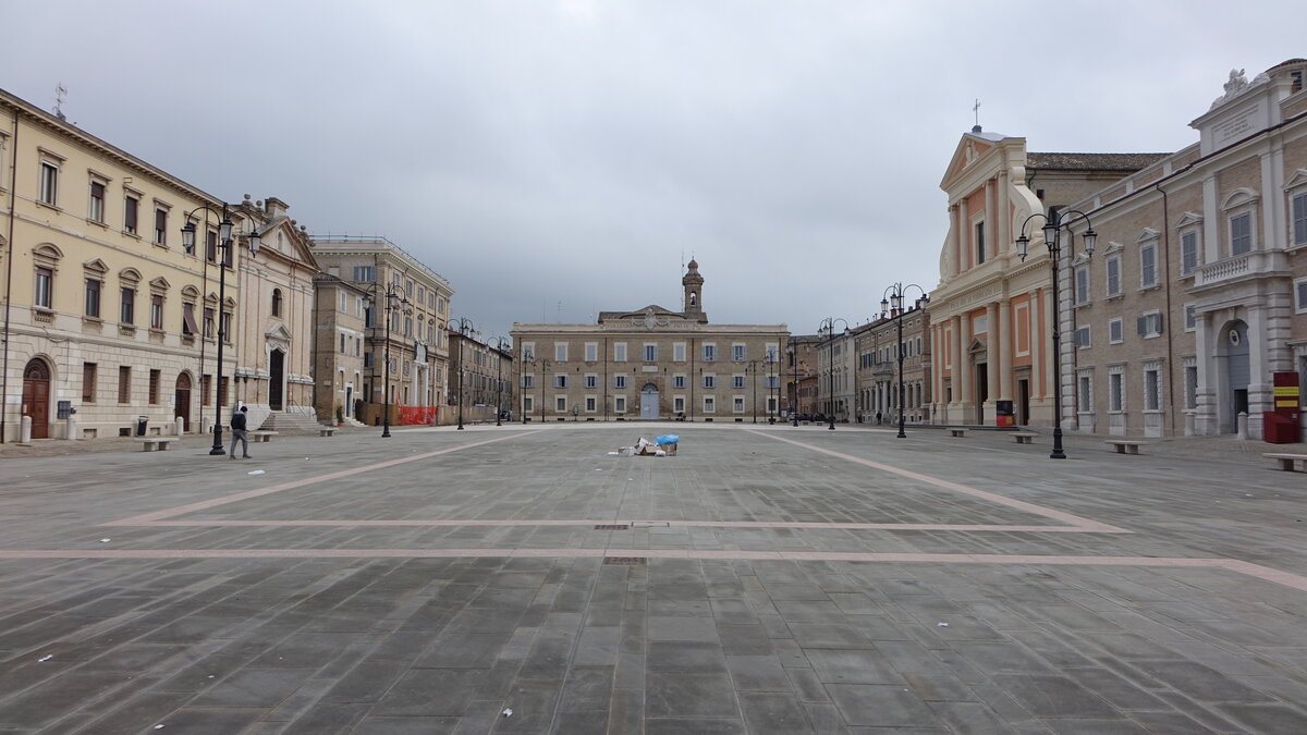 Senigallia, Gebude und Collegio Pio an der Piazza Giuseppe Garibaldi (31.03.2022)