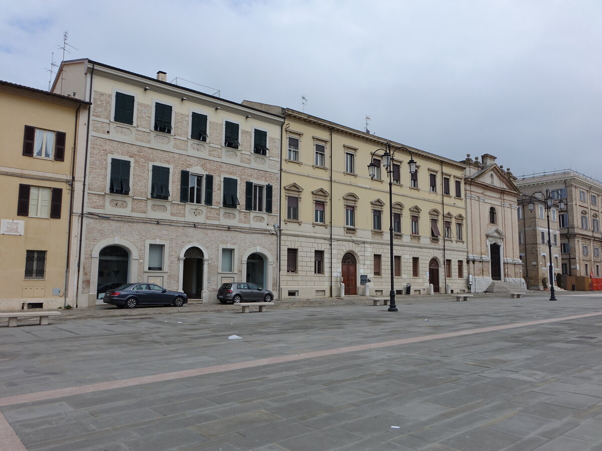 Senigallia, Huser und kleine Kirche an der Piazza Giuseppe Garibaldi (31.03.2022)