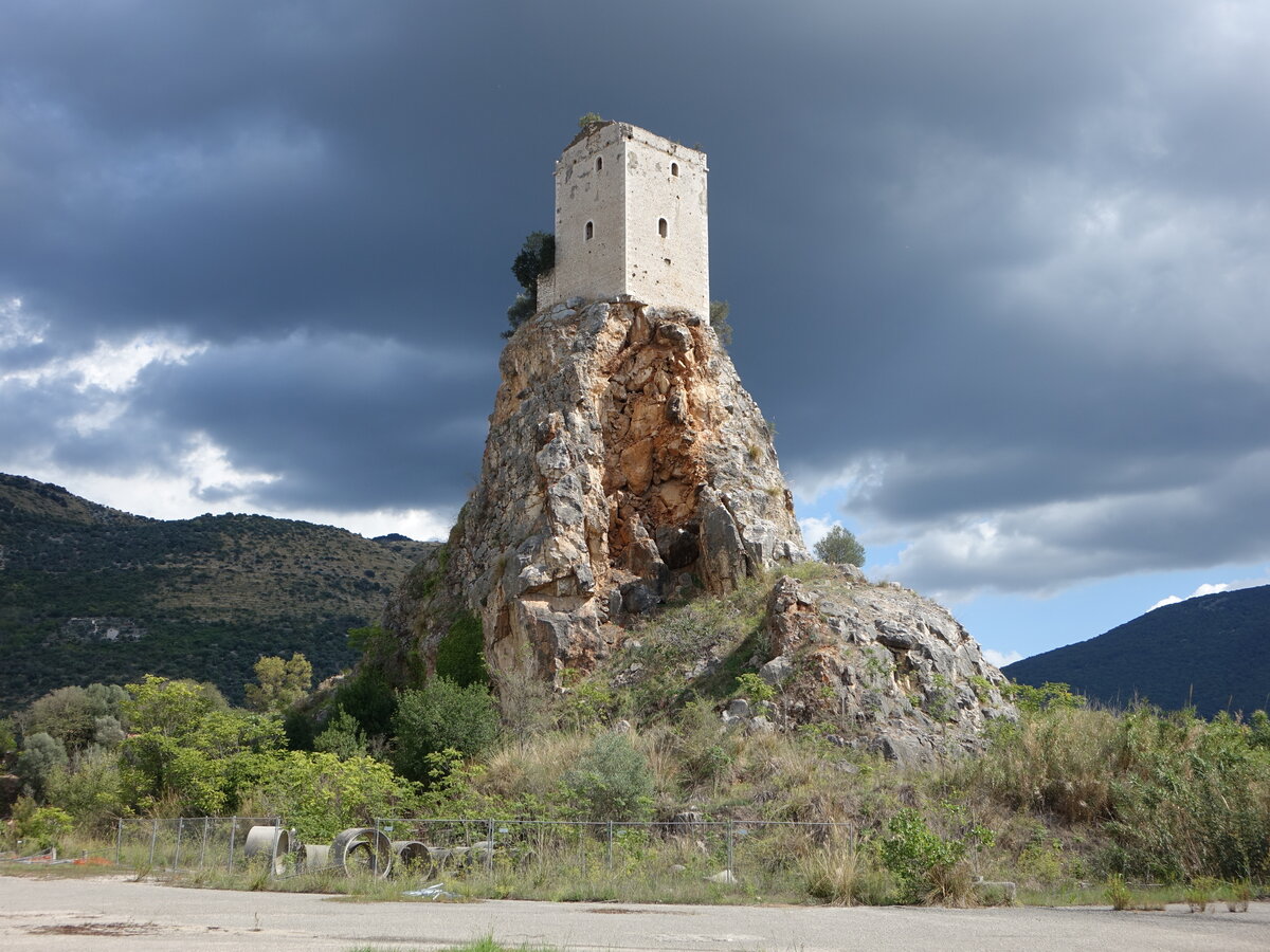 Sermoneta, Torre del Monticchio, erbaut im 17. Jahrhundert (20.09.2022)